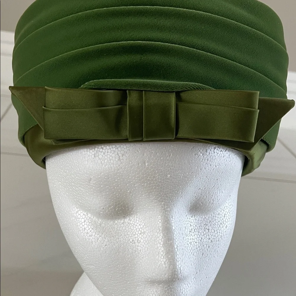 Elegant Vintage Velvet Green Pillbox Hat with Bow Detail - Picture 3 of 9
